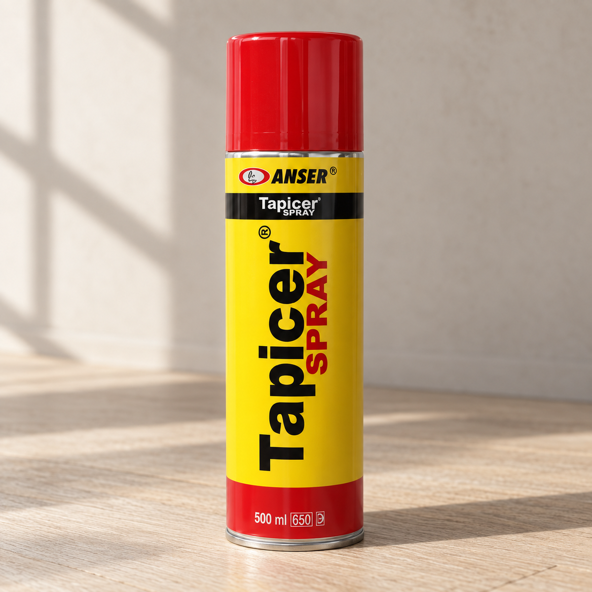 Kontaktinių klijų „Tapicer Spray“ 500 ml balionėlis ant šviesių ąžuolinių grindų